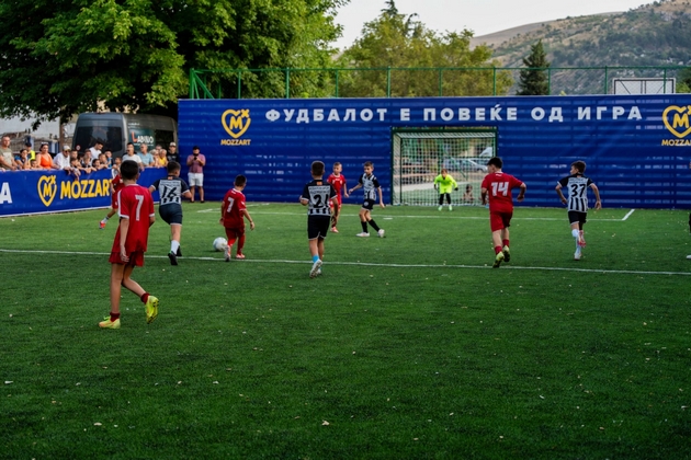fudbalot-e-povekje-od-igra-mozzart-go-otvori-vtoriot-mini-pich-teren-vo-veles-09.JPG