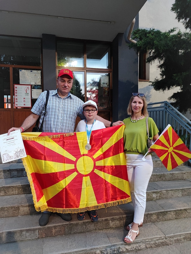 genijalecot-makedon-povtorno-ne-napravi-gordi-osvoi-medali-i-pehar-na-turniri-po-matematika-vo-bugarija-11.JPG