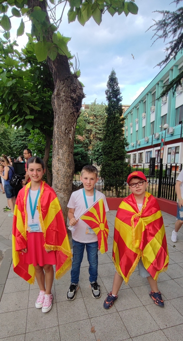 genijalecot-makedon-povtorno-ne-napravi-gordi-osvoi-medali-i-pehar-na-turniri-po-matematika-vo-bugarija-3.JPG