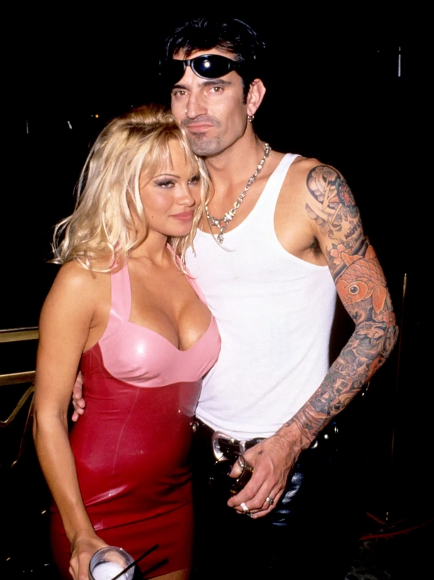 go-baknuva-go-gleda-zaljubeno-dali-liam-nison-najde-ljubov-so-pamela-anderson-16-godini-po-smrtta-n-soprugata-17.JPG
