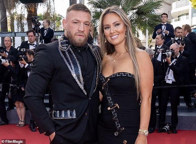 konor-mekgregor-uloven-kako-baknuva-druga-zhena-na-plazha-svrshenicata-sedi-doma-so-decata-i-mu-chestita-rodenden-foto-05.JPG