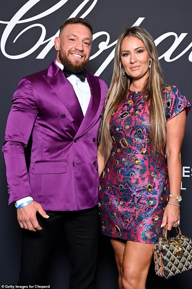 konor-mekgregor-uloven-kako-baknuva-druga-zhena-na-plazha-svrshenicata-sedi-doma-so-decata-i-mu-chestita-rodenden-foto-08.JPG