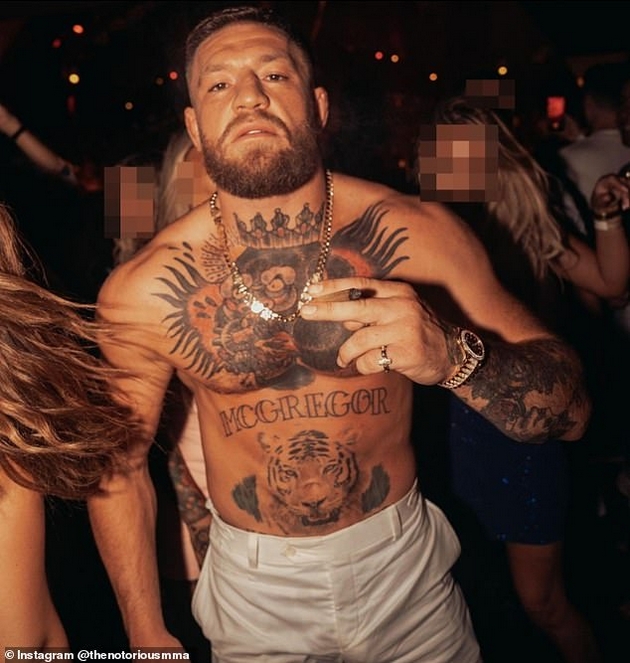konor-mekgregor-uloven-kako-baknuva-druga-zhena-na-plazha-svrshenicata-sedi-doma-so-decata-i-mu-chestita-rodenden-foto-15.JPG