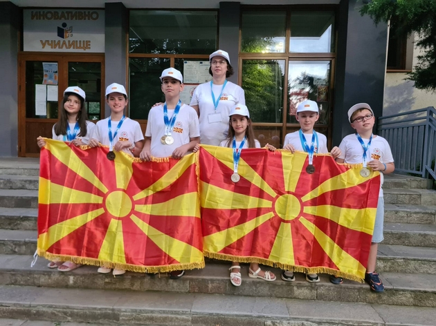 mladi-matematichari-od-makedonija-se-vratija-so-nekolku-medali-od-natprevarot-matematika-bez-granici-vo-bugarija-01.JPG