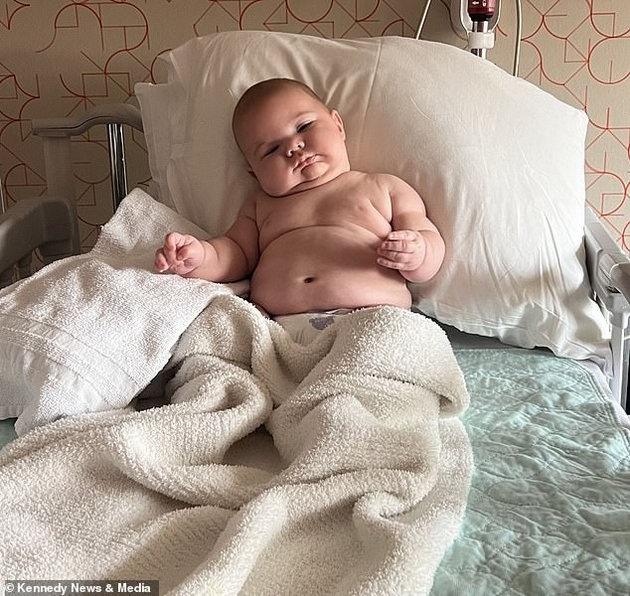 rodiv-mnogu-golemo-bebe-na-4-meseci-tezhi-10-kilogrami-me-kritikuvaat-no-doktorite-mi-celat-deka-e-zdravo-10.JPG