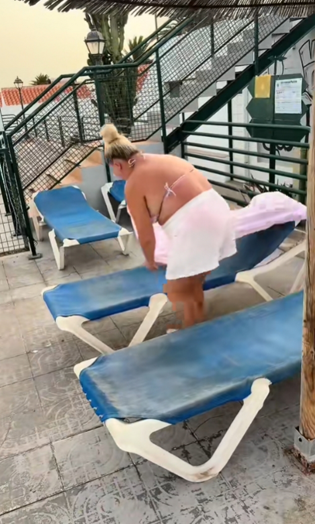 turistka-ja-razgnevi-javnosta-zafati-8-lezhalki-na-bazen-vo-shpanija-pa-otide-na-shoping-i-pojadok-so-semejstvoto-video-05.JPG
