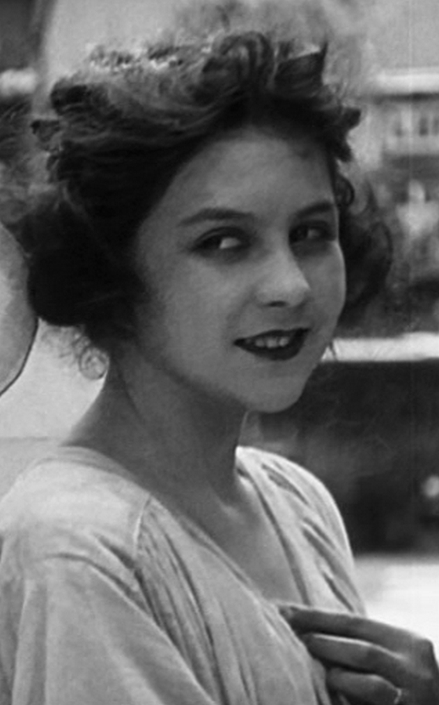 zabremenila-na-15-godini-se-venchal-so-nea-za-da-ne-odi-vo-zatvor-skandalozniot-brak-na-charli-chaplin-i-lita-grej-09.JPG