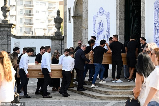 zarabotuvashe-milioni-ushte-pred-da-napolni-30-kolkavo-nasledstvo-im-ostavi-diogo-zhota-na-trite-deca-i-soprugata-06.JPG