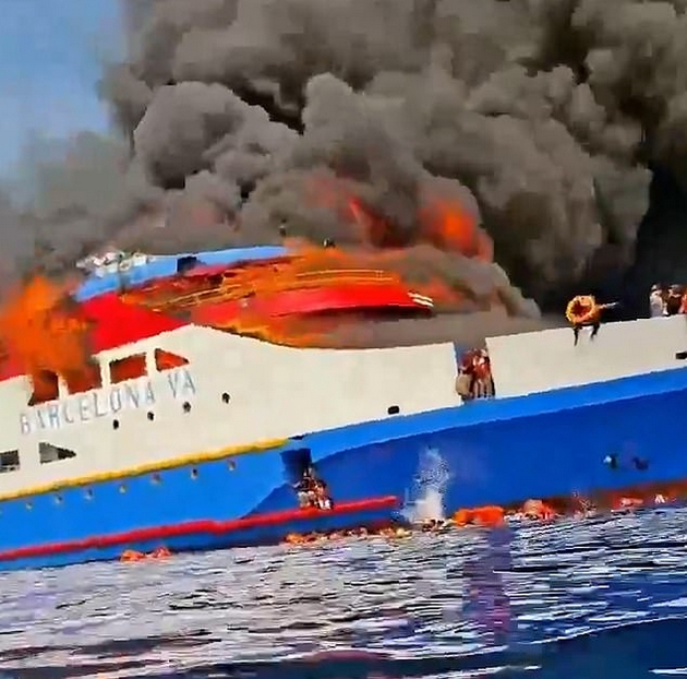 zastrashuvachki-videa-patnici-panichno-skokaat-od-zapalen-traekt-vo-indonezija-zaginale-5-lica-04.JPG