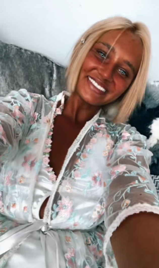 zavisna-sum-od-solarium-mi-se-pojavija-chudni-izrastoci-na-kozhata-no-sepak-odam-sekoj-den-10.JPG