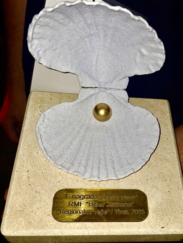 ana-petanovska-i-dado-topikj-pobedija-na-festivalot-biser-na-jadranot-vo-tivat-02.jpg