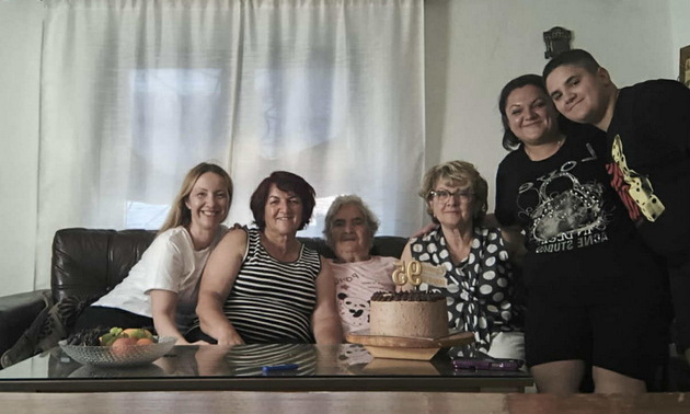 baba-nikolinka-od-prespa-napolni-95-godini-ima-12-pravnuci-2-chukunvnuci-utrinski-ritual-i-e-kafe-so-keks-04_copy.jpg