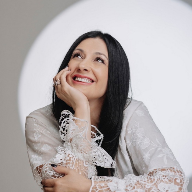 devojche-ja-pee-crno-i-belo-na-plazha-kaliopi-se-voodushevi-od-nejziniot-talent-video-02.jpg