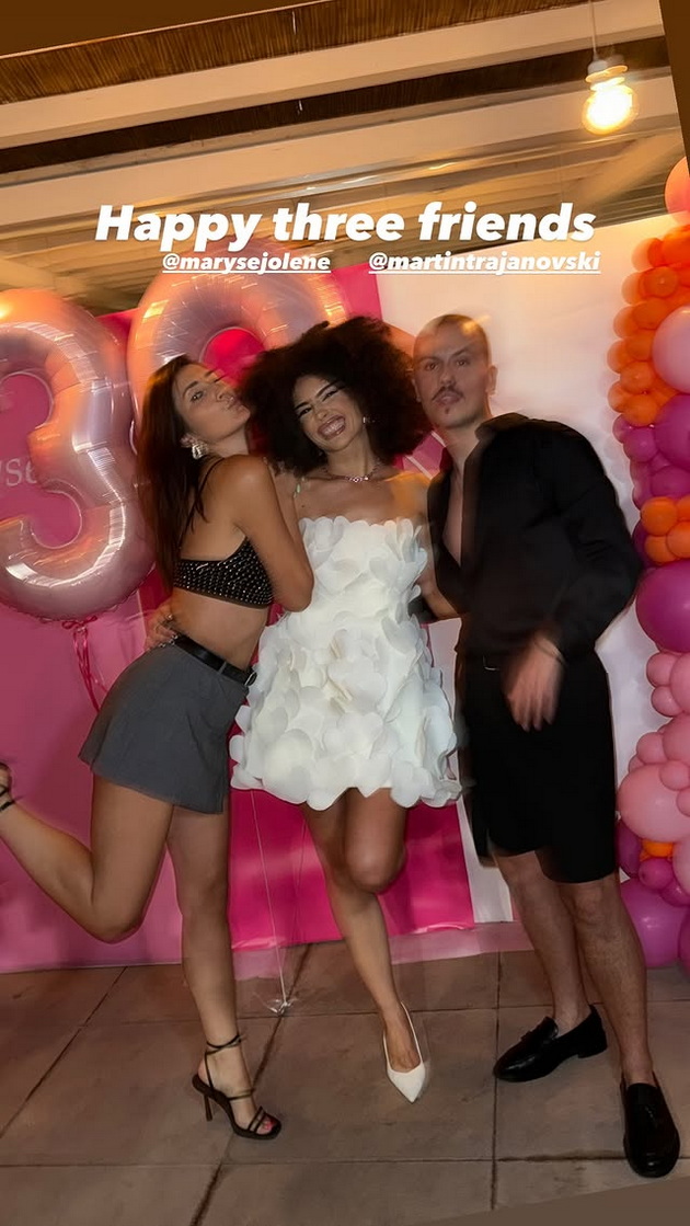 influenserkata-maris-napravi-kul-zabava-za-30-tiot-rodenden-dobi-tabla-chokoladni-jajca-bleska-vo-belo-foto-18.jpg