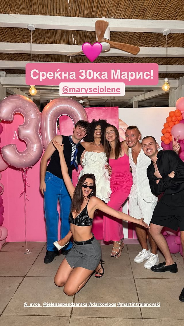 influenserkata-maris-napravi-kul-zabava-za-30-tiot-rodenden-dobi-tabla-chokoladni-jajca-bleska-vo-belo-foto-19.jpg