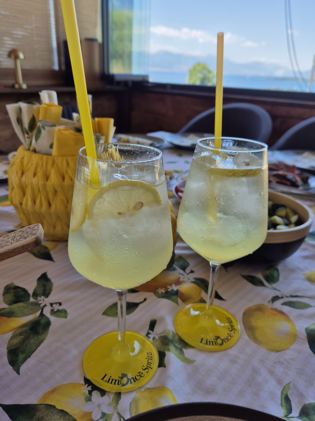 maja-od-ohrid-celo-leto-si-pravi-tematski-zabavi-so-limon-dekoracii-kupuvam-kaj-nas-inspiracija-mi-e-amalfi-02.jpg