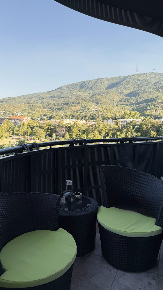 na-gosti-kaj-voditelkata-ivana-jankovska-moderen-stan-od-60m2-vo-taftalidje-so-otvoreni-polici-za-chanti-i-pogled-kon-vodno-26.jpg