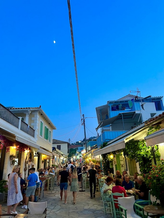na-odmor-so-branko-na-lefkada-si-nosam-lezhalka-na-sekoja-plazha-vo-3-godini-nikogash-ne-sum-nachekal-ogromni-branovi-11.jpg