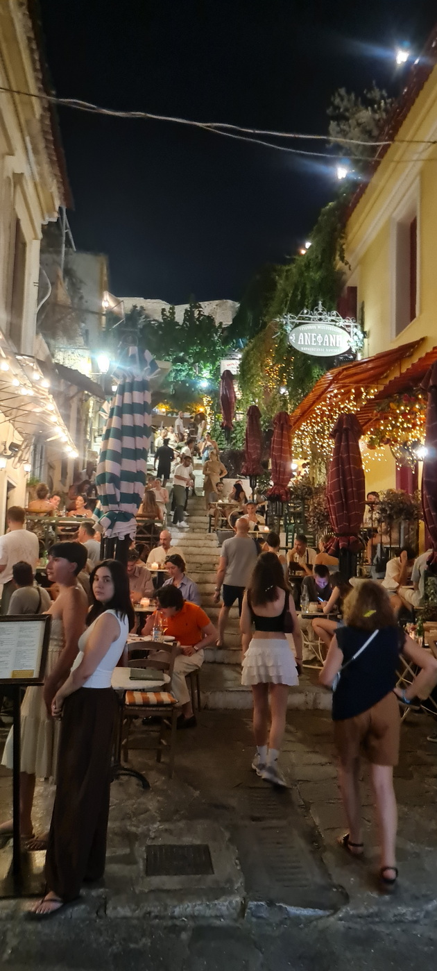 na-odmor-so-daniel-dann-vo-atina-bev-sam-8-dena-plazhite-se-ubavo-organizirani-kafe-e-od-3-lezhalki-od-10-nagore-16.jpg