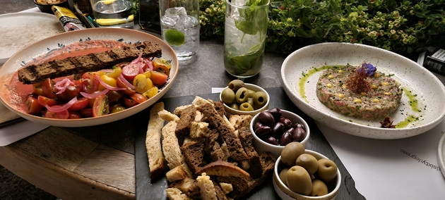 na-odmor-so-daniel-dann-vo-atina-bev-sam-8-dena-plazhite-se-ubavo-organizirani-kafe-e-od-3-lezhalki-od-10-nagore-19.jpg