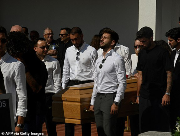 pogreban-diogo-zhota-soprugata-oblechena-vo-belo-bdenieto-se-odrzha-vo-crkvata-kade-se-venchaa-pred-2-nedeli-09.jpg
