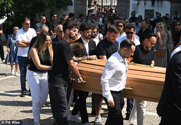 pogreban-diogo-zhota-soprugata-oblechena-vo-belo-bdenieto-se-odrzha-vo-crkvata-kade-se-venchaa-pred-2-nedeli-13.jpg
