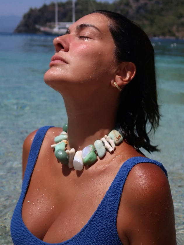 pozira-bez-shminka-zgodna-vo-bikini-sheherezad-na-42-godini-deluva-dvojno-pomlado-foto-03.jpg