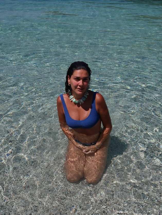 pozira-bez-shminka-zgodna-vo-bikini-sheherezad-na-42-godini-deluva-dvojno-pomlado-foto-04.jpg