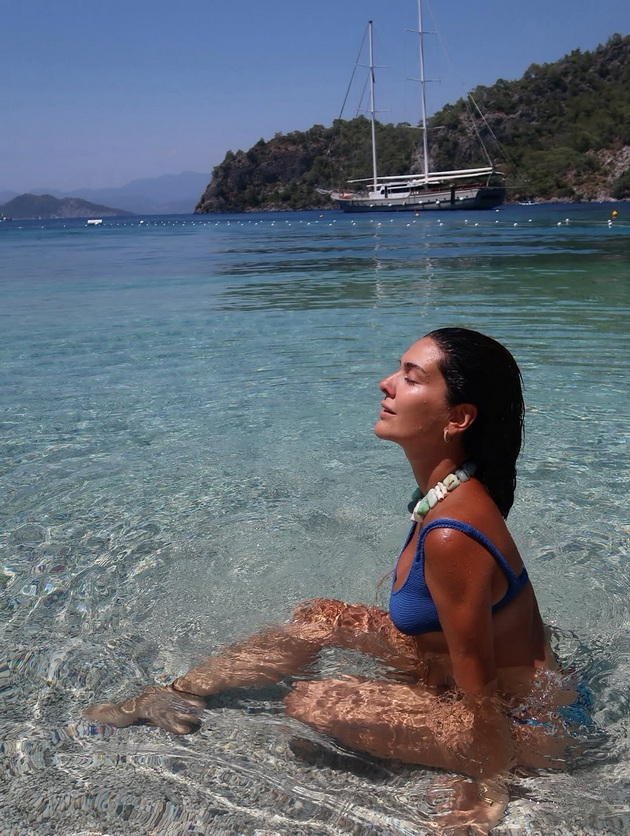 pozira-bez-shminka-zgodna-vo-bikini-sheherezad-na-42-godini-deluva-dvojno-pomlado-foto-05.jpg