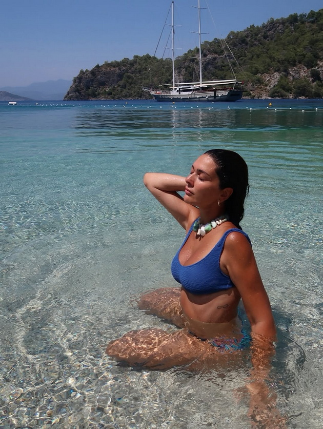 pozira-bez-shminka-zgodna-vo-bikini-sheherezad-na-42-godini-deluva-dvojno-pomlado-foto-06.jpg