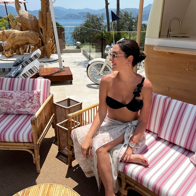 pozira-bez-shminka-zgodna-vo-bikini-sheherezad-na-42-godini-deluva-dvojno-pomlado-foto-10.jpg