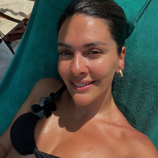 pozira-bez-shminka-zgodna-vo-bikini-sheherezad-na-42-godini-deluva-dvojno-pomlado-foto-17.jpg