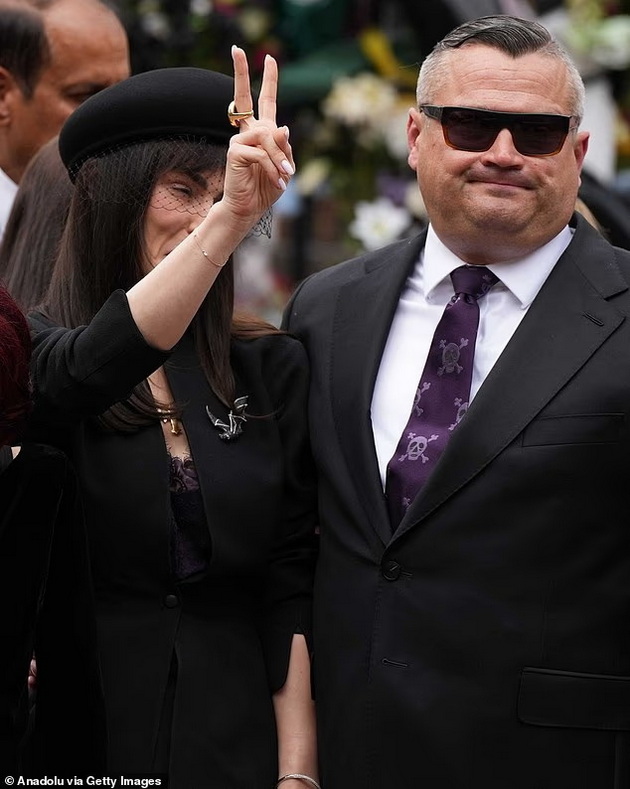 sheron-ozborn-skrshena-od-bolka-skrieni-simboli-na-oblekata-kako-semejstvoto-mu-oddade-pochit-na-ozi-na-denot-na-pogrebot-12.jpg