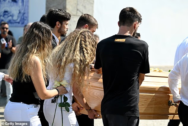 soprugata-na-diogo-zhota-ostavila-emotivno-pismo-na-kovchegot-na-diogo-zhota-ne-sum-daleku-tuka-sum-od-drugata-strana-05.jpg
