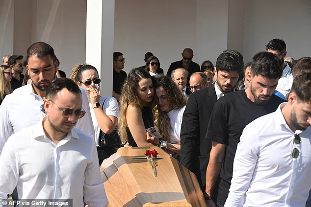 soprugata-na-diogo-zhota-ostavila-emotivno-pismo-na-kovchegot-na-diogo-zhota-ne-sum-daleku-tuka-sum-od-drugata-strana-07.jpg