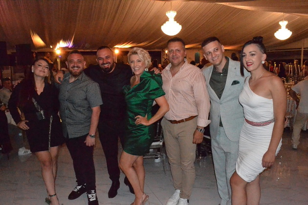 tatjana-lazarevska-se-vrati-od-avstralija-pa-ja-odvede-majka-i-na-iselenichka-zabava-mojata-kralica-07.jpg