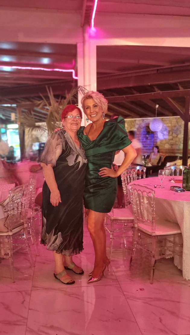 tatjana-lazarevska-se-vrati-od-avstralija-pa-ja-odvede-majka-i-na-iselenichka-zabava-mojata-kralica-09.jpg