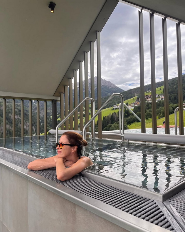 karolina-gocheva-povtorno-na-dolomiti-go-pokazha-fit-teloto-uzhiva-vo-planinsko-sonce-na-bazen-10.jpg