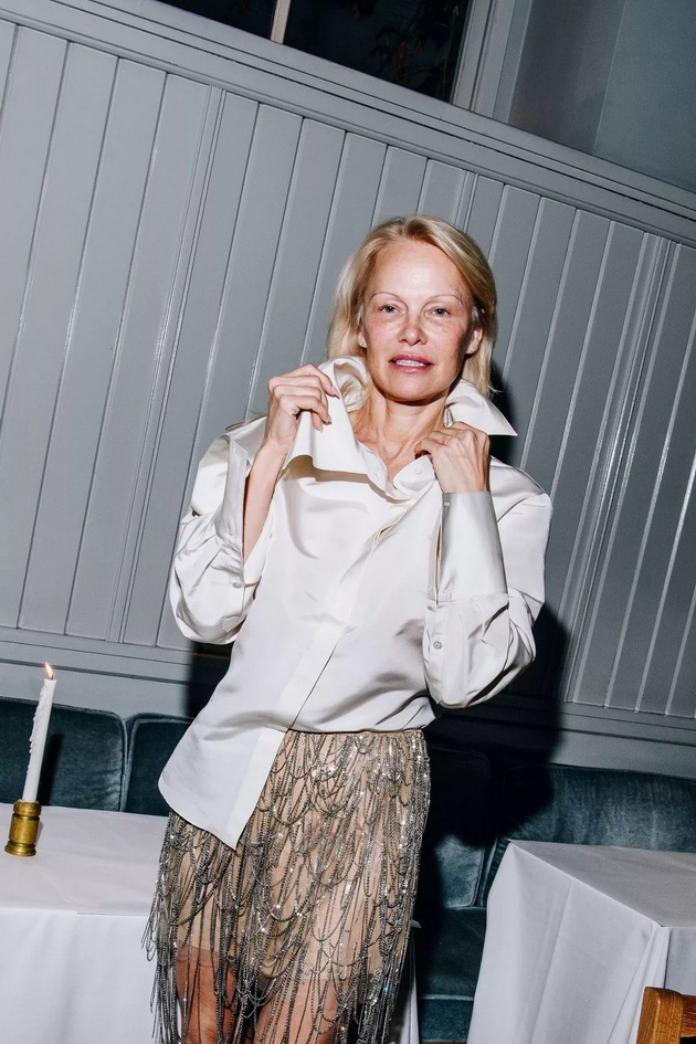 pamela-anderson-otkri-detali-za-liam-nison-ne-mozhe-da-ne-se-vljubish-vo-nego-imav-trema-mnogu-e-zabaven-02.jpg