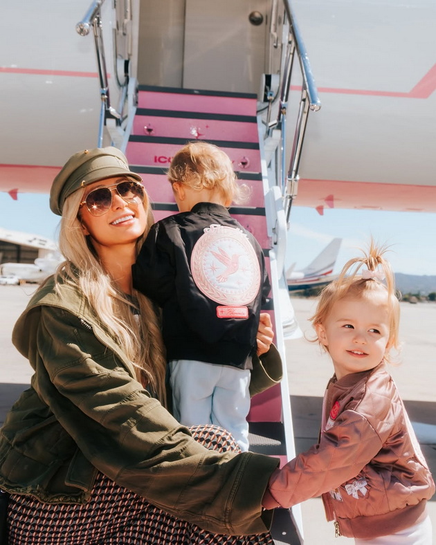 paris-hilton-gi-obleche-decata-kako-ekipazh-na-nejziniot-privaten-avion-ne-go-krie-rozoviot-luksuz-koj-i-go-podari-soprugot-05.jpg
