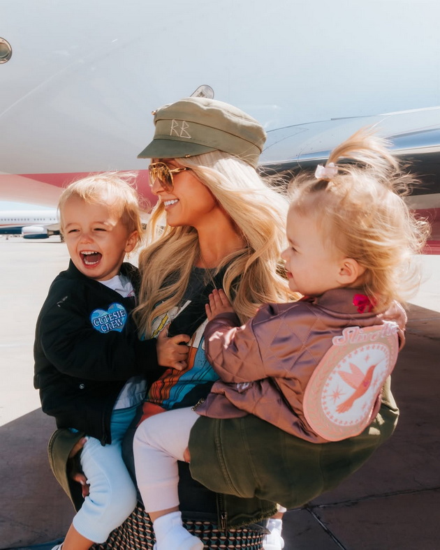 paris-hilton-gi-obleche-decata-kako-ekipazh-na-nejziniot-privaten-avion-ne-go-krie-rozoviot-luksuz-koj-i-go-podari-soprugot-06.jpg