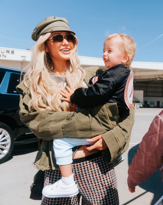 paris-hilton-gi-obleche-decata-kako-ekipazh-na-nejziniot-privaten-avion-ne-go-krie-rozoviot-luksuz-koj-i-go-podari-soprugot-07.jpg
