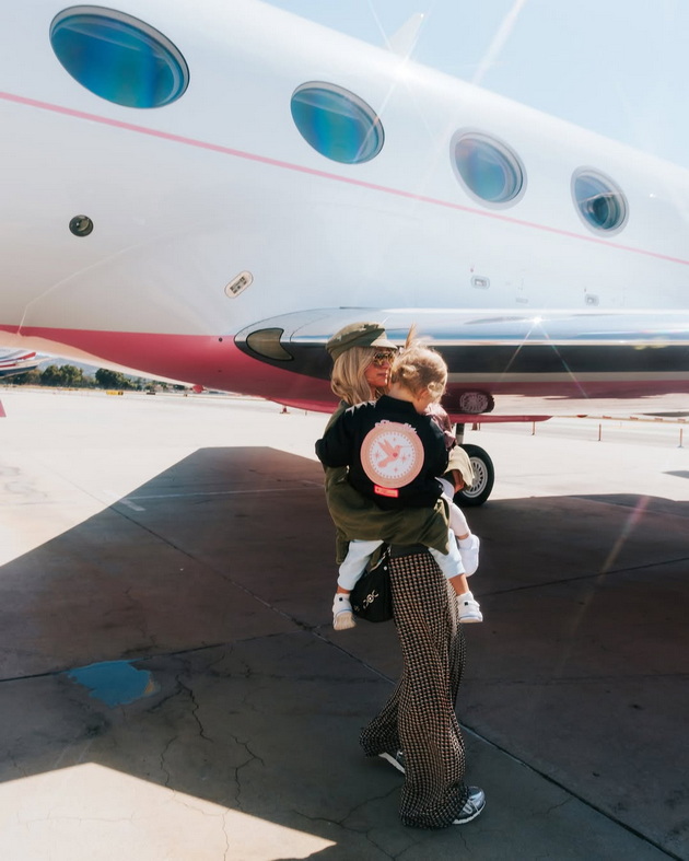 paris-hilton-gi-obleche-decata-kako-ekipazh-na-nejziniot-privaten-avion-ne-go-krie-rozoviot-luksuz-koj-i-go-podari-soprugot-08.jpg