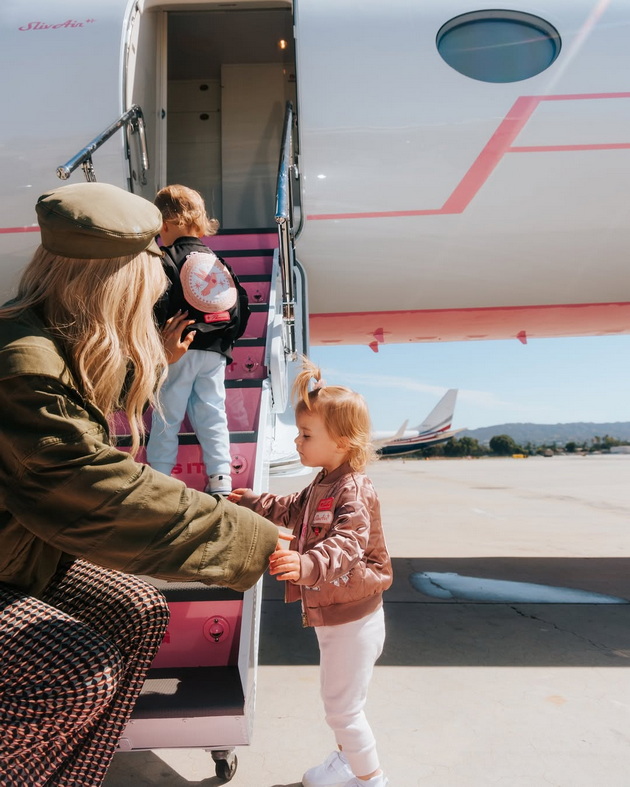 paris-hilton-gi-obleche-decata-kako-ekipazh-na-nejziniot-privaten-avion-ne-go-krie-rozoviot-luksuz-koj-i-go-podari-soprugot-09.jpg