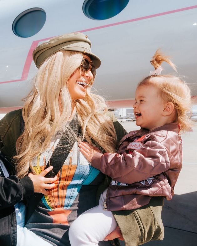 paris-hilton-gi-obleche-decata-kako-ekipazh-na-nejziniot-privaten-avion-ne-go-krie-rozoviot-luksuz-koj-i-go-podari-soprugot-10.jpg