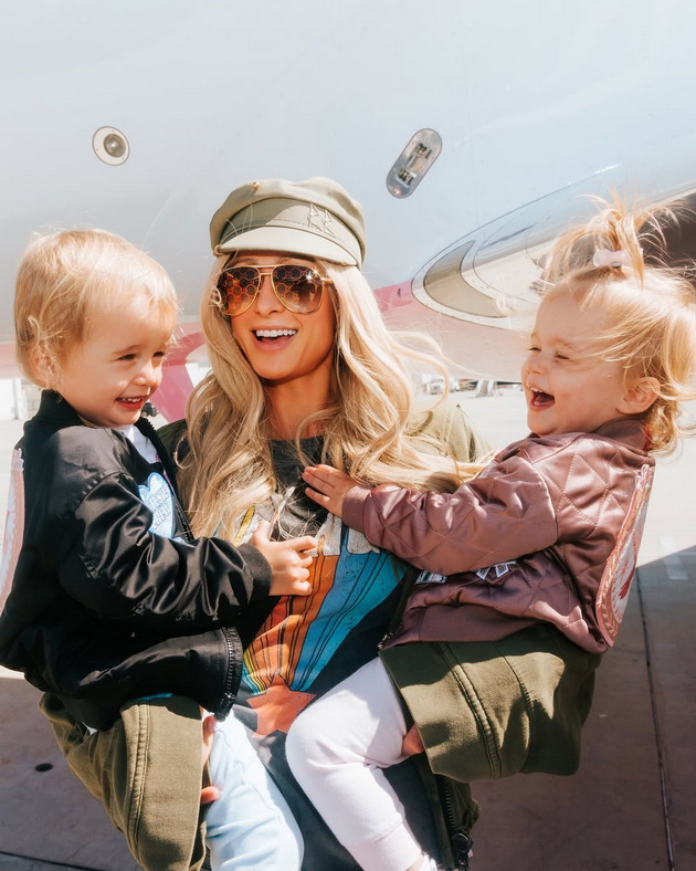paris-hilton-gi-obleche-decata-kako-ekipazh-na-nejziniot-privaten-avion-ne-go-krie-rozoviot-luksuz-koj-i-go-podari-soprugot-11.jpg