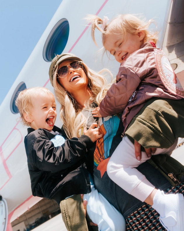 paris-hilton-gi-obleche-decata-kako-ekipazh-na-nejziniot-privaten-avion-ne-go-krie-rozoviot-luksuz-koj-i-go-podari-soprugot-13.jpg