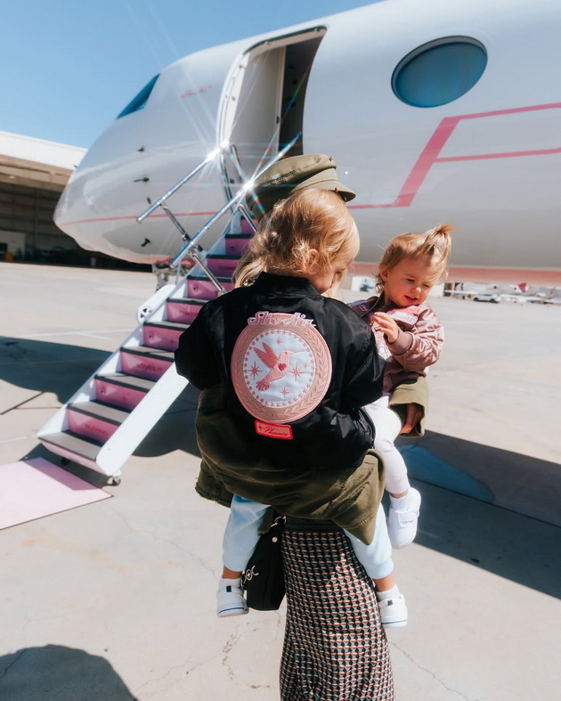paris-hilton-gi-obleche-decata-kako-ekipazh-na-nejziniot-privaten-avion-ne-go-krie-rozoviot-luksuz-koj-i-go-podari-soprugot-14.jpg