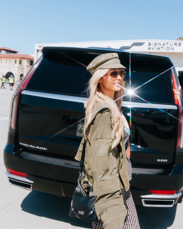 paris-hilton-gi-obleche-decata-kako-ekipazh-na-nejziniot-privaten-avion-ne-go-krie-rozoviot-luksuz-koj-i-go-podari-soprugot-15.jpg