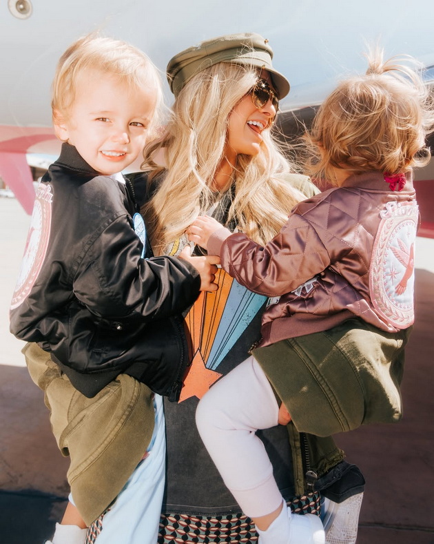 paris-hilton-gi-obleche-decata-kako-ekipazh-na-nejziniot-privaten-avion-ne-go-krie-rozoviot-luksuz-koj-i-go-podari-soprugot-16.jpg